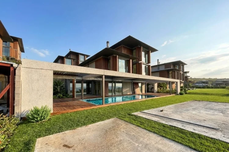 Havuzlu modern villa için hazırlanan fotogerçekçi dış mekan render çalışması.