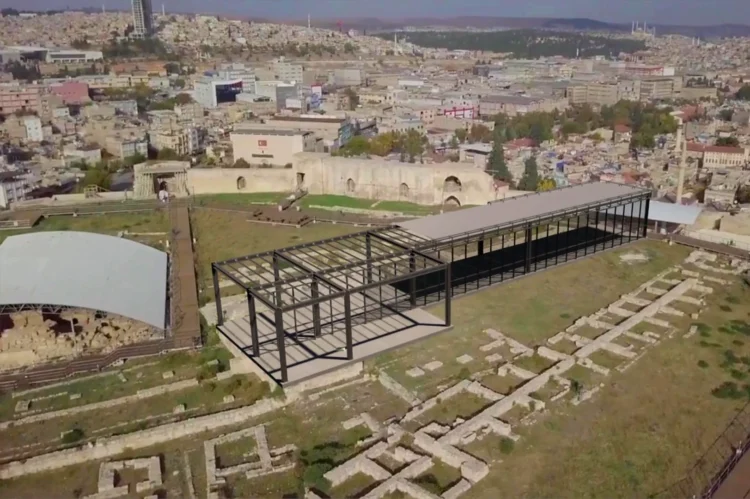 Gaziantep Kalesi çevresi referans alınarak hazırlanan çelik yapı konsept mimari drone animasyonu